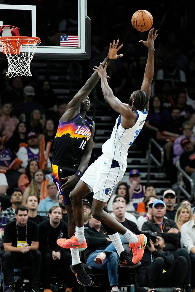 <yonhap photo-4848=""> Dallas Mavericks center Moussa Cisse, right, shoots over Phoenix Suns center Khaman Maluach (10) during the second half of an NBA basketball game, Wednesday, April 8, 2026, in Phoenix. (AP Photo/Ross D. Franklin)/2026-04-09 13:43:25/ <저작권자 ⓒ 1980~2026 ㈜연합뉴스. 무단 전재 재배포 금지, AI 학습 및 활용 금지></yonhap>