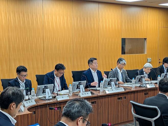 일본 야마나시현은 지난 2일 ‘외국인 관광객 초광역 대피 구체화 연구회’를 출범시켰다. 연구회 출범에는 시즈오카현 등 후지산 인근 지방자치단체들과 일본 내각부·관광청이 공동으로 참여했다. 사진 야마나시현