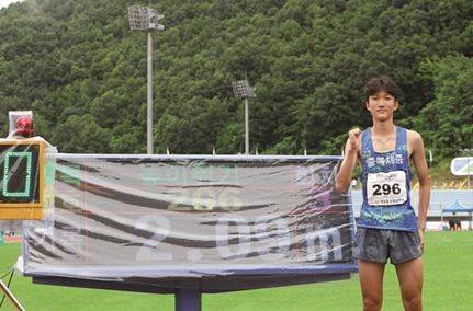 남중부 높이뛰기 한국 기록을 작성한 곽시헌. 사진 한국중고육상연맹