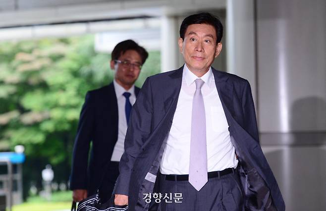 원세훈 전 국정원장이 파기환송심 재판을 받기 위해 서울 서초동 서울고등법원에 들어서고 있다. 김창길 기자