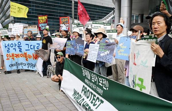 전국 환경단체 관계자들이 19일 벡스코에서 세계유산 보존을 촉구하는 기자회견을 열고 있다.  김성효 선임기자