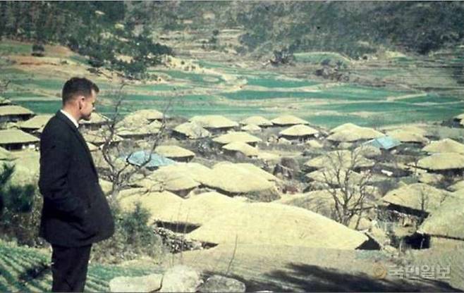 변조은 선교사가 1960년대 초 거제도 소랑리 마을을 내려다 보고 있다. 양 목사 제공