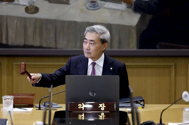 신현송 한국은행 총재가 16일 오전 서울 중구 한국은행에서 열린 금융통화위원회 본회의에서 의사봉을 두드리고 있다. 뉴시스