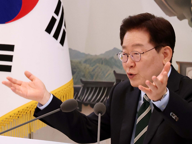 이재명 대통령이 16일 청와대에서 국민과 함께하는 두 번째 업무보고에서 발언하고 있다. [청와대사진기자단]
