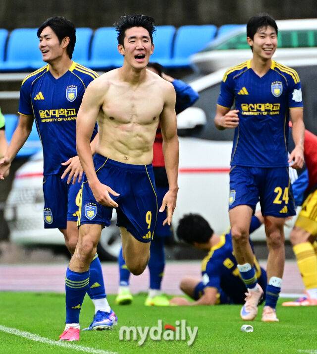 2026년 7월 18일 오후 강원도 태백종합운동장에서 열린 '제62회 추계대학축구연맹전' 결승, 한남대학교와 울산대학교의 경기.울산대 전민규가 후반 동점골을 넣고 기뻐하고 있다.이번 대회에는 전국 대학축구 78개 팀이 참가해 총 156경기를 치르며, 백두대간기와 태백산기 2개 리그로 나누어 예선리그와 토너먼트 방식으로 진행된다./태백=유진형 기자
