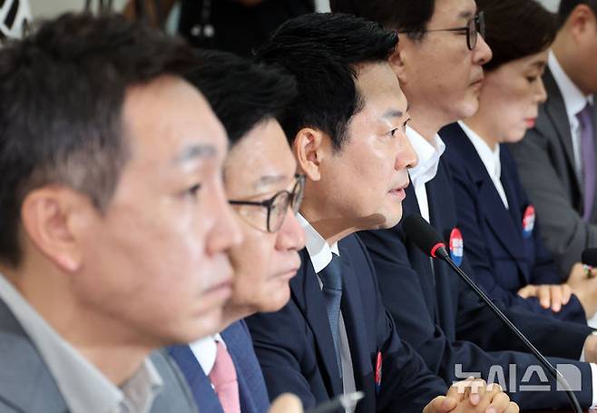 [서울=뉴시스] 최진석 기자 = 장동혁 국민의힘 대표가 지난 6일 여의도 국회에서 열린 최고위원회의에서 발언하고 있다. 2026.07.06. myjs@newsis.com