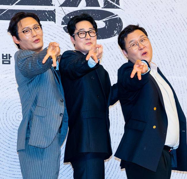 SBS Friday-Saturday drama Manager Kim, starring actor So Ji-sub, has once again broken its own record for highest TV viewer ratings, recording 23.1% nationwide. This figure represents a 1.2 percentage point increase from the 21.9% recorded in the seventh episode, proving the dramas explosive popularity.Manager Kim is a revenge action drama about a father who transforms into a dangerous man to reclaim his daughter. It is currently on a roll, having surpassed 20% TV viewer ratings in just four episodes. Currently, the drama is challenging the record held by The Penthouse 2, having already broken the records of previous SBS Friday-Saturday dramas such as The Fiery Priest and Taxi Driver 2.The global response is also enthusiastic. It has achieved overwhelming success, ranking first in the global Top 10 for non-English shows on Netflix for two consecutive weeks and topping the charts in 22 countries worldwide.Consisting of a total of 10 episodes, Manager Kim is set to conclude on the 25th. The production team plans to soothe viewers disappointment by airing a special broadcast in the last week of July after the series finale, which will include interviews with the lead actors and unreleased behind-the-scenes footage.