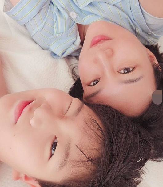 Singer Jang Yun-jeong is suffering from emotional distress due to complex controversies involving his biological mother, including ongoing fraud allegations and rumors of her death. Recently, Jang Yun-jeong shed tears while expressing his complicated feelings on his YouTube channel, but he found great comfort in confirming the warm support and love of his son, Yeon-woo.