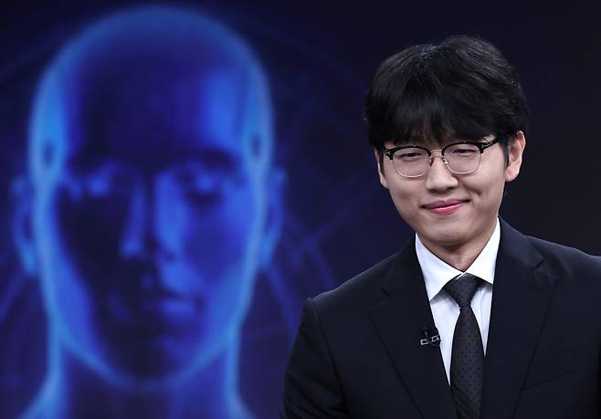 바둑 세계랭킹 1위 신진서 9단이 17일 오전 서울 중구 한국경제TV 스튜디오에서 열린 ‘쎈수학·한경 기신전(棋神戰)’ 인공지능(AI) 프로그램 카타고(KataGo)와의 두 점 접바둑 3번기 첫 대국을 앞두고 인터뷰하고 있다. 뉴스1