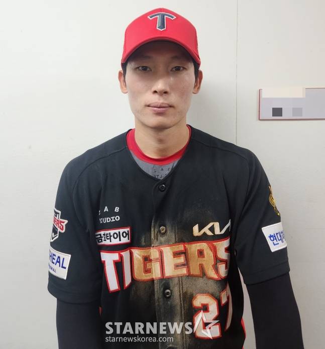 KIA 타이거즈 김호령이 18일 인천 SSG랜더스필드에서 열린 SSG 랜더스와 2026 신한 SOL KBO리그 방문경기에서 호수비와 3안타 3득점 맹활약으로 팀 승리를 이끈 뒤 취재진과 인터뷰를 하고 있다. /사진=안호근 기자