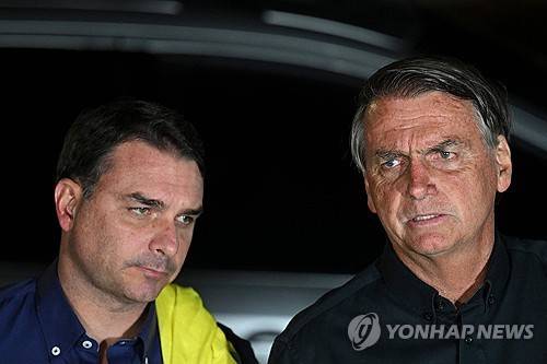 대선에 나서는 플라비우 보우소나루 상원의원(좌)와 그의 부친 [AFP=연합뉴스]