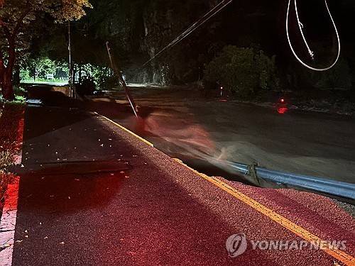 폭우로 유실된 도로 [의성군 제공. 재판매 및 DB 금지]
