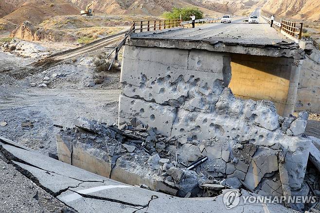 미군 공습 받은 이란 남부 교량의 18일 모습 [ISNA AFP=연합뉴스 자료사진]