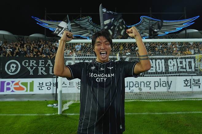 18일 성남 탄천종합운동장에서 열린 하나은행 K리그2 2026 18라운드 부산 아이파크와 성남FC의 경기에서 전반 38분 선제 결승골을 뽑아낸 성남 김민재가 환호하고 있다. 김민재는 성남 팬 투표에서 MOM으로 선정됐다.
