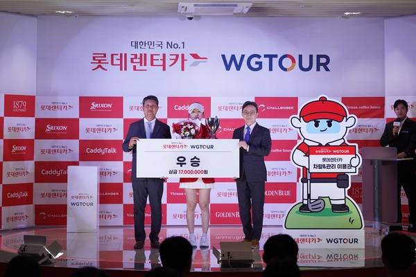 ▲ 대전 골프존조이마루에서 열린 '2026 롯데렌터카 WGTOUR' 5차 대회 시상식에서 (왼쪽부터)골프존 박강수 대표, 우승자 이진경, 롯데렌탈 주식회사 조근행 상무가 기념사진을 촬영하고 있다. 골프존 제공