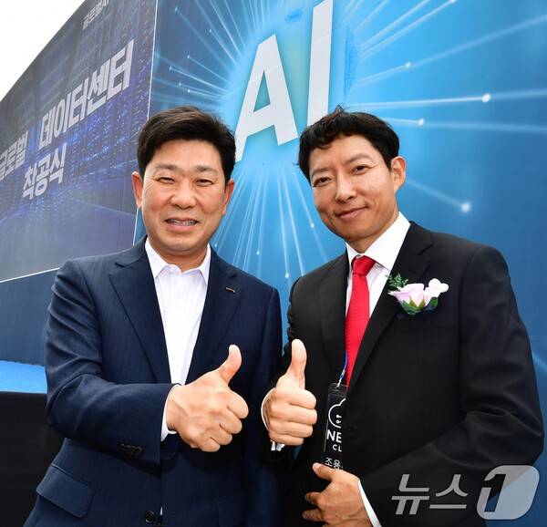 박굥선 포항시장과 조용완 대표가 20일 글로벌 AI 데이터센터 착공식에서 성공을 다짐하고 있다. 뉴스1