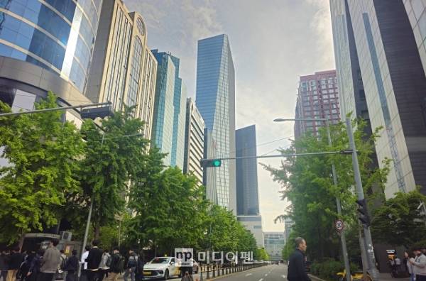 작년부터 시작된 코스피 랠리로 거래대금이 급증하면서 국내 5개 대형 증권사들의 영업이익이 5조원을 넘어설 수 있다는 전망이 나온다./사진=김상문 기자