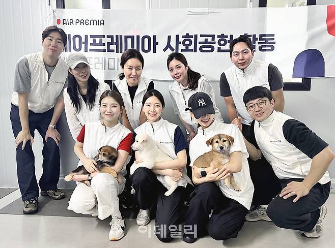 [포토] 에어프레미아 승무원, 중대형견 입양센터 봉사활동