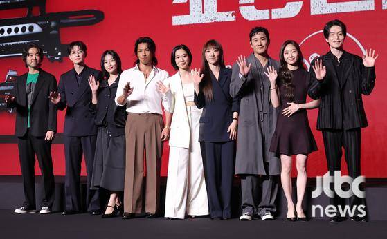 20일 오전 서울 콘래드 호텔에서 디즈니+ 드라마 '킬러들의 쇼핑몰 시즌2' 제작발표회가 열렸다. 이권 감독, 배우 이동욱, 김혜준, 조한선, 금해나, 김민, 정윤하, 현리, 오카다 마사키가 참석했다. 박세완 엔터뉴스팀 기자 park.sewan@jtbc.co.kr