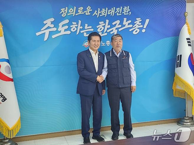 정청래 전 더불어민주당 대표(왼쪽)와 김동명 한국노총 위원장이 20일 서울 영등포구 한국노총에서 간담회에 앞서 기념촬영을 하고 있다. 2026.7.20 ⓒ 뉴스1 장성희 기자