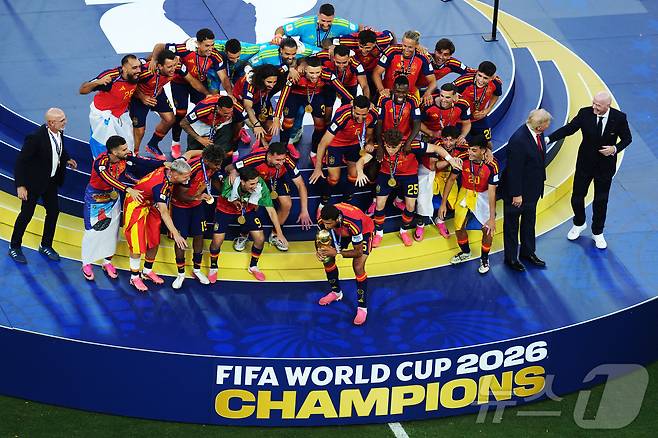 도널드 트럼프 미국 대통령과 잔니 인판티노 국제축구연맹(FIFA·피파) 회장이 지난 2026년 7월 19일 미국 뉴저지주 이스트러더퍼드의 뉴욕 뉴저지 스타디움에서 열린 2026 FIFA 월드컵 결승전 스페인 대 아르헨티나의 경기 종료 후, 월드컵 우승을 차지한 스페인 선수들이 트로피를 들고 자축하는 모습을 바라보고 있다. 2026.7.19. ⓒ 로이터=뉴스1