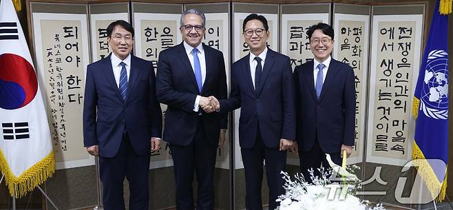 LG AI연구원과 유네스코가 20일 서울 명동 유네스코 한국위원회에서 'AI 윤리 MOOC(Massive Open Online Course) 프로젝트' 글로벌 론칭 행사를 열고 전 세계 누구나 무료로 수강할 수 있는 교육 과정을 공개했다. 홍현익 유네스코 한국위원회 사무총장(왼쪽부터), 칼레드 엘에나니 유네스코 사무총장, 배경훈 부총리 겸 과학기술정보통신부 장관, 임우형 LG AI연구원 공동 연구원장이 기념촬영을 하고 있다. (LG 제공. 재판매 및 DB금지)