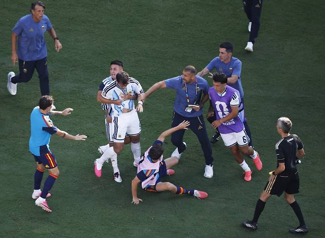 Soccer Football - FIFA World Cup 2026 - Final - Spain v Argentina - New York/New Jersey Stadium, East Rutherford, New Jersey, U.S. - July 19, 2026 Argentina's Leandro Paredes clashes with Spain's Gavi as assistant coach Walter Samuel and Argentina's Lisandro Martinez look on REUTERS/Brian Snyder  <저작권자(c) 연합뉴스, 무단 전재-재배포, AI 학습 및 활용 금지>