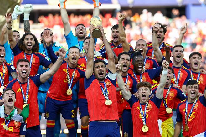 Spain's midfielder #16 Rodri lifts the trophy with his teammates after winning the 2026 World Cup football tournament final match between Spain and Argentina at the New York/New Jersey Stadium in East Rutherford on July 19, 2026.  (Photo by FRANCK FIFE / AFP)<저작권자(c) 연합뉴스, 무단 전재-재배포, AI 학습 및 활용 금지>