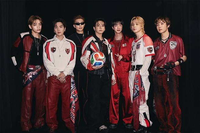[스포츠한국 이혜영 기자]&nbsp; 그룹 방탄소년단(BTS)이 지난 19일(현지시간) 미국 뉴욕 뉴저지 스타디움에서 열린 2026 FIFA 북중미 월드컵 결승전 하프타임 쇼에 출연했다.방탄소년단은 붉은색 의상을 입고 대표곡 '다이너마이트(Dynamite)'를 선보였다.이번 공연은 FIFA 월드컵 결승전 역사상 처음 마련된 하프타임 쇼로 진행됐다.&nbsp;&nbsp;[사진제공=빅히트뮤직]