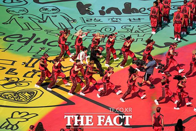 BTS graced the stage of the first-ever halftime show in the 96-year history of the 2026 FIFA World Cup in North America. This performance garnered significant attention from football fans worldwide, standing shoulder-to-shoulder with global pop stars such as Madonna, Justin Bieber, and Shakira.BTS took the stage with a dance crew of over 24 members to perform their global hit song, Dynamite. In particular, the members delivered a passionate performance by rewriting the lyrics to match the World Cup atmosphere.