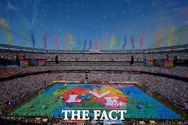 BTS graced the stage of the first-ever halftime show in the 96-year history of the 2026 FIFA World Cup in North America. This performance garnered significant attention from football fans worldwide, standing shoulder-to-shoulder with global pop stars such as Madonna, Justin Bieber, and Shakira.BTS took the stage with a dance crew of over 24 members to perform their global hit song, Dynamite. In particular, the members delivered a passionate performance by rewriting the lyrics to match the World Cup atmosphere.