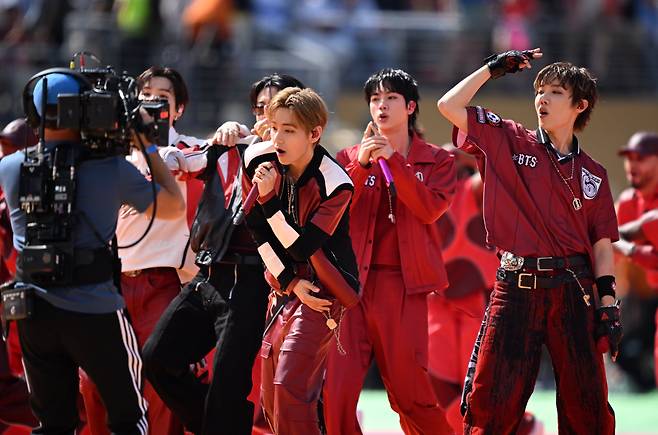 2026 북중미 월드컵 결승전 하프타임 쇼에 선 BTS 멤버들./연합뉴스