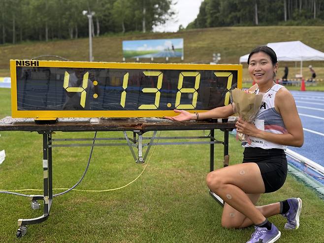 박나연(원주시청)이 18일 일본 홋카이도 시베쓰에서 열린 2026 호쿠렌 디스턴스 챌린지 여자 1,500ｍ 경기에서 4분13초87 만에 결승선을 통과해 우승을 차지했다. 박나연의 4분13초87은 34년 만에 탄생한 여자 1,500ｍ 한국신기록이다./대한육상연맹 제공