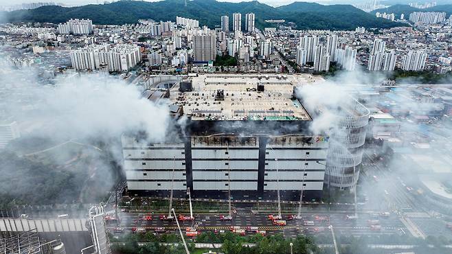 20일 인천 서해구 석남동 쿠팡32물류센터에서 화재가 발생해 소방당국이 진압을 하고 있다. 지난 18일 오전 6시 54분쯤 발생한 화재는 50시간 넘게 꺼지지 않고 있다. 2026.7.20/뉴스1