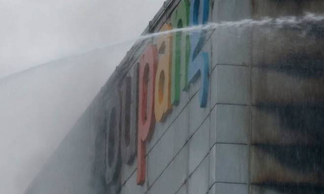 인천 서해구 석남동 쿠팡 물류센터 화재가 사흘째 이어지는 가운데 20일 오전 화재 현장에서 소방대원들이 진화작업을 하고 있다. 김혜윤 기자 unique@hani.co.kr