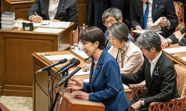 지난 15일 일본 도쿄 국회 회의에서 다카이치 사나에 일본 총리가 질문에 답하는 가운데 여당 관계자 등이 이 모습을 지켜보고 있다. AFP 연합뉴스
