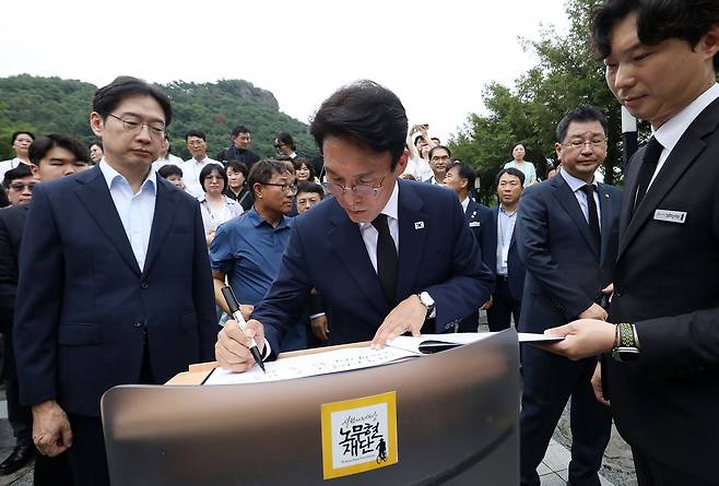 김민석 전 총리(가운데)는 지난 17일 경남 김해 진영읍 봉하마을을 찾아 노무현 전 대통령 묘역을 참배했다. [뉴스1]