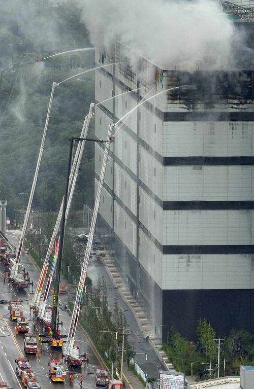 ▲ 20일 사흘째 화재가 이어지고 있는 인천 서해구 석남동 쿠팡 물류센터에 진화 작업이 진행되고 있다. 연합뉴스