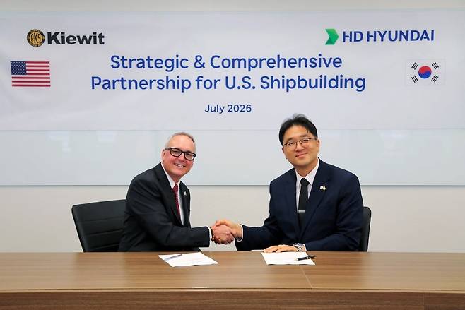 HD현대가 미국 종합 EPC 기업 ‘키윗(Kiewit)’ 社와 ‘조선 사업 협력을 위한 전략적 파트너십’을 체결했다. 키윗오프쇼어 채드 존슨 CEO, HD한국조선해양 최한내 기획부문장. 사진=HD현대