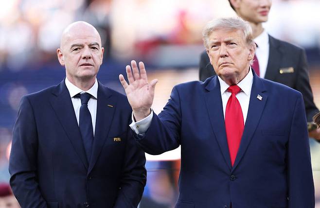 잔니 인판티노 FIFA 회장(왼쪽)은 2026 FIFA 북중미 월드컵서 역사상 처음으로 48개국 체제의 대회를 개최했다. AFP=연합뉴스