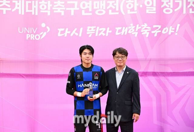 2026년 7월 18일 오후 강원도 태백종합운동장에서 열린 '제62회 추계대학축구연맹전' 결승, 한남대학교와 울산대학교의 경기.한남대 구유하가 우수선수상을 수상하고 있다.이번 대회에는 전국 대학축구 78개 팀이 참가해 총 156경기를 치르며, 백두대간기와 태백산기 2개 리그로 나누어 예선리그와 토너먼트 방식으로 진행된다./태백=유진형 기자