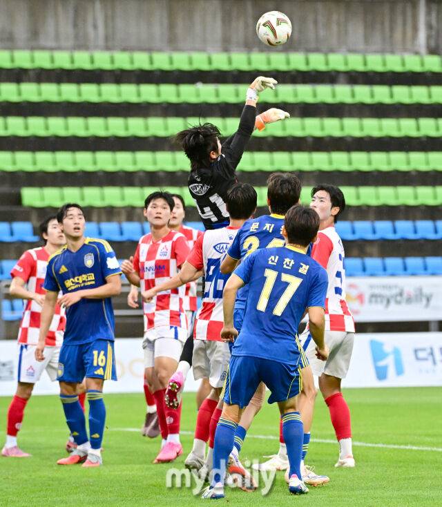 2026년 7월 18일 오후 강원도 태백종합운동장에서 열린 '제62회 추계대학축구연맹전' 결승, 한남대학교와 울산대학교의 경기.한남대 구유하 골키퍼가 공중볼을 막아내고 있다.이번 대회에는 전국 대학축구 78개 팀이 참가해 총 156경기를 치르며, 백두대간기와 태백산기 2개 리그로 나누어 예선리그와 토너먼트 방식으로 진행된다./태백=유진형 기자