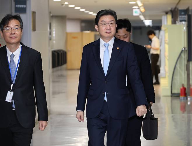 이억원(가운데) 금융위원장이 20일 국회 의원회관에서 열린 당정협의회에 참석하기 위해 입장하고 있다. [연합]