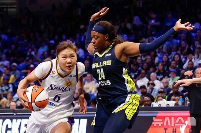 [알링턴=AP/뉴시스] 미국여자프로농구(WNBA) 로스앤젤레스 스파크스의 박지현이 20일(한국 시간) 미국 텍사스주 알링턴의 컬리지 파크 센터에서 열린 2026 WNBA 정규리그 댈러스 윙스와의 원정 경기에서 돌파를 하고 있다. 2026.07.20