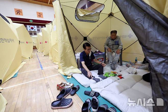 [인천=뉴시스] 고승민 기자 = 인천 서해구 석남동 쿠팡32물류센터 화재 사흘째인 20일 신현초등학교 강당에 마련된 대피소에서 화재현장 인근 아파트 주민이 휴식을 취하고 있다. 2026.07.20. kkssmm99@newsis.com