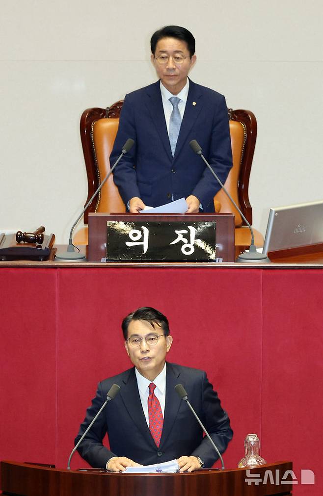 [서울=뉴시스] 고범준 기자 = 윤상현 국민의힘 의원이 20일 서울 여의도 국회에서 열린 제437회 국회(임시회) 제1차 본회의에서 윤석열·김건희에 의한 내란·외환 및 국정농단 행위의 진상규명을 위한 특별검사 임명 등에 관한 법률 일부개정법률안(대안)에 대해 무제한토론(필리버스터)을 하고 있다. 2026.07.20. bjko@newsis.com