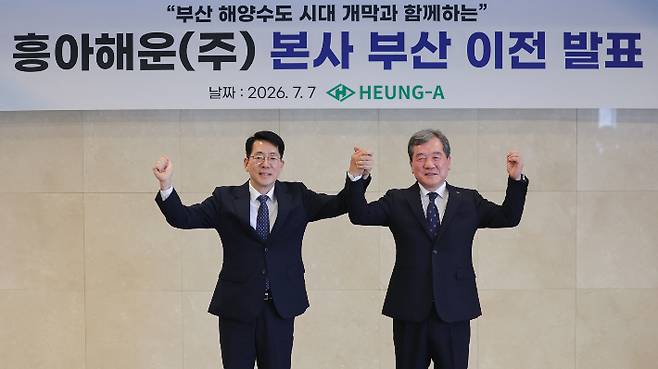 지난 7일 서울 중구 프레지던트 호텔에서 열린 흥아해운 부산 이전 계획 발표식에서 황종우 해양수산부 장관(왼쪽)과 이환구 흥아해운 사장이 행사를 마친 뒤 기념사진을 찍고 있다. 연합뉴스