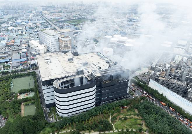&nbsp;20일 사흘째 화재가 이어지고 있는 인천 서해구 석남동 쿠팡 물류센터에서 진화 작업이 진행되고 있다. 연합뉴스