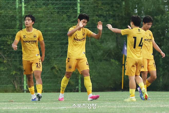 중경고 이동준이 19일 충북 제천시 봉양건강축구갬프에서 열린 신평고와 2026 대통령금배 U-17 유스컵 조별리그 경기에서 골을 넣은 뒤 동료들과 기뻐하고 있다. 제천｜한수빈 기자