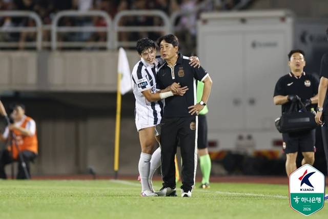 FC서울 정승원(왼쪽)과 김기동 감독. /사진=한국프로축구연맹 제공